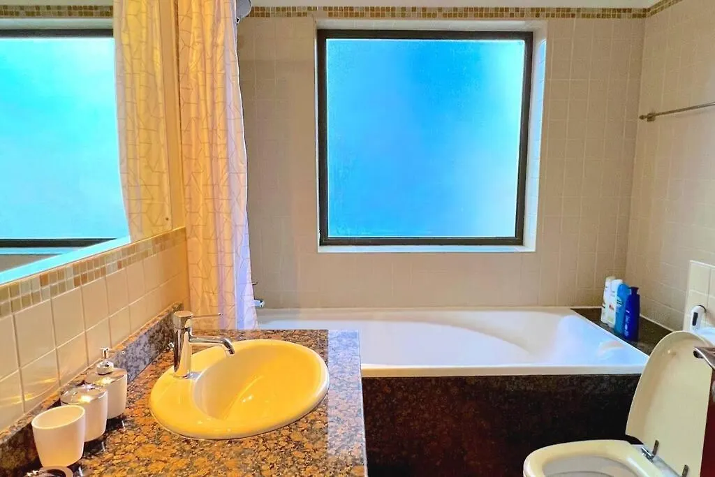 Apartment By The Beach In Bahar, Jbr ドバイ